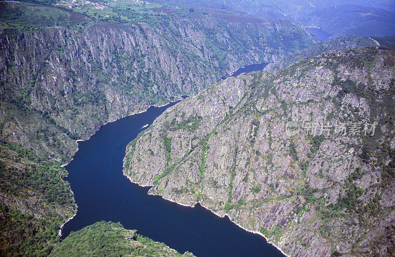 航拍的silriver峡谷在Ribeira Sacra西班牙加利西亚